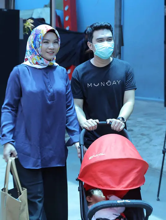 Hingga kini, salah satu personel Trio Ubur Ubur ini masih mempercayakan pada dokter. Ia belum mau menempuh pengobatan alternatif. Mantan suami Dewi Perssik itu melakukan kemoterapi sesuai arahan dokter. (Deki Prayoga/Bintang.com)