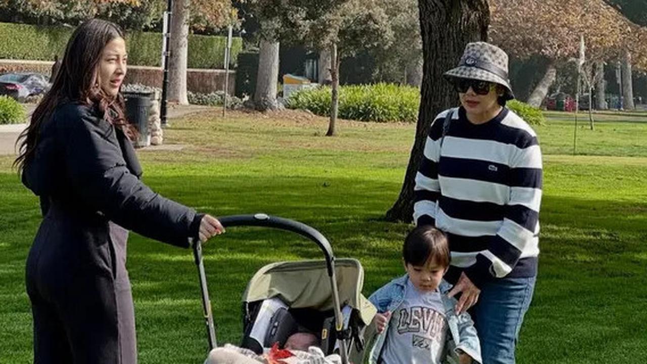 Perdana Nikita Willy Ajak Baby Nael Jalan-Jalan ke Taman Usai Melahirkan di Amerika, Aura Hot Mom Kian Terpancar