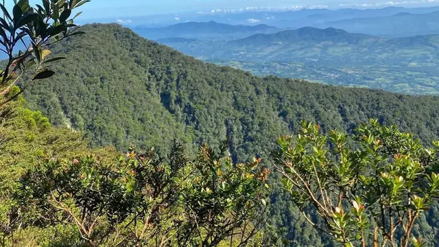 Pemandangan dari Gunung Delleng Simpon di Medan. (Dok: IG @bgjay__14 https://www.instagram.com/p/C6oBlppLzU5/?igsh=MTJxZGVldDh2dGF4Mw%3D%3D)