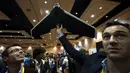 Sebuah perusahaan bernama Parrot Company memperkenalkan alat buatannya yang berbentuk seperti pesawat mini yang dinamakan Disco drone di Consumer Electronics Show, Las Vegas. (4/1). Fungsi alat ini seperti drone pada umumnya. (REUTERS / Rick Wilking)