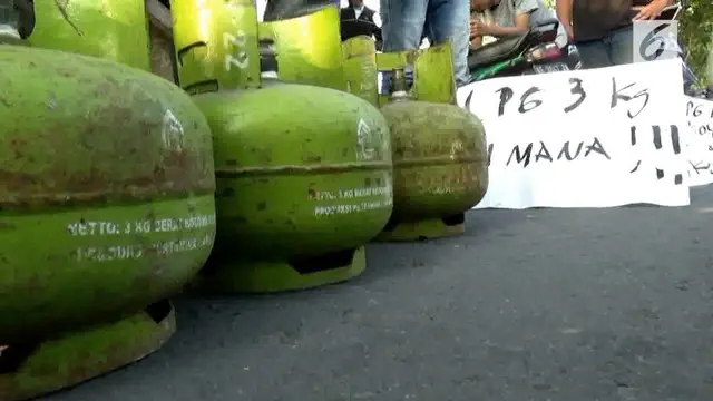 Kesal dengan langka dan mahalnya harga gas LPG 3 kg, warga Ponorogo membuang tabung ke jalan.