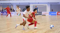 Pemain Timnas Futsal Indonesia, Andarias Kareth berduel dengan pemain Thailand pada final Piala AFF Futsal 2026 di Nonthaburi Sports Complex Gymnasium, Nonthaburi hari Minggu, (12/4/2026). (Dok. FFI)
