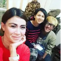 Aming memangku mesra Evelyn. Akhirnya mereka bisa bertemu setelah pemberitaan cerai menjadi pembicaraan. (Instagram @astriid_qq)