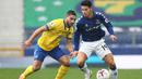 Gelandang Everton, James Rodriguez, berebut bola dengan penyerang Brighton, Neal Maupay, pada laga lanjutan Liga Inggris di Stadion Goodison Park, Sabtu (3/10/2020) malam WIB. Everton menang 4-2 atas Brighton. (AFP/Jan Kruger/pool)