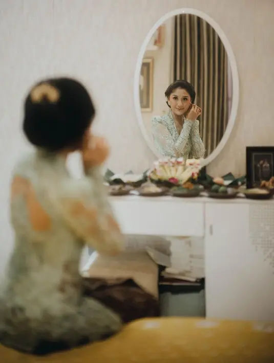 Terakhir, rambut ditata sanggul klasik Jawa yang dihiasi giwang sebagai aksesori. @morden.co.