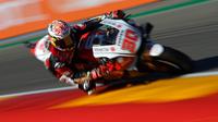 Pembalap LCR Honda, Takaaki Nakagami, berhasil merebut pole pada MotoGP Teruel 2020. (AFP/Pierre-Philippe Marcou)