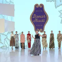 Selebrasi hari jadi ke-57 tahun, Batik Danar Hadi tampilkan keindahan Kembang Parang di Fashion Nation 18th Edition Senayan City. [Dok/Fimela/Adrian Utama].