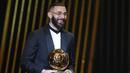 Benzema memang tampil fantastis sepanjang musim 2021/2022 kemarin. Pemain 34 tahun itu tercatat mencetak 50 gol dan 16 assist dalam 56 laga di level klub dan tim nasional. (AP/Francois Mori)