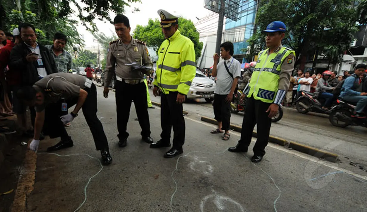 Beberapa anggota polisi melakukan rekonstruksi kejadian di lokasi kedua terjadinya kecelakaan maut di ruas Jalan Sultan Iskandar Muda, Pondok Indah, Jakarta, Kamis (22/1/2015). (Liputan6.com/Helmi Fithriansyah)