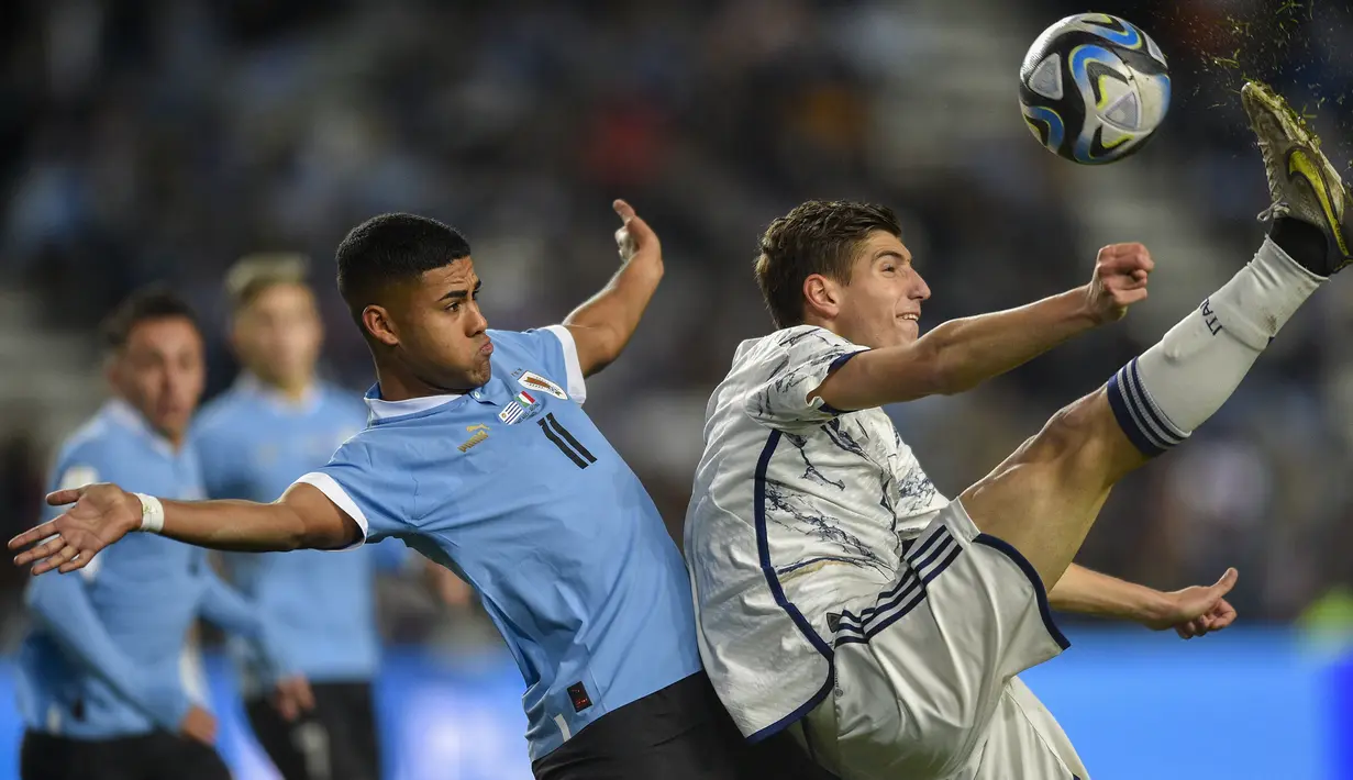 Gelandang Timnas Italia U-20, Matteo Prati (kanan) berusaha menghalau bola dibayangi striker Timnas Uruguay U-20, Juan De Los Santos pada laga final Piala Dunia U-20 2023 di Unico Diego Armando Maradona Stadium, La Plata, Argentina, Senin (12/6/2023) dini hari WIB. (AP Photo/Gustavo Garello)