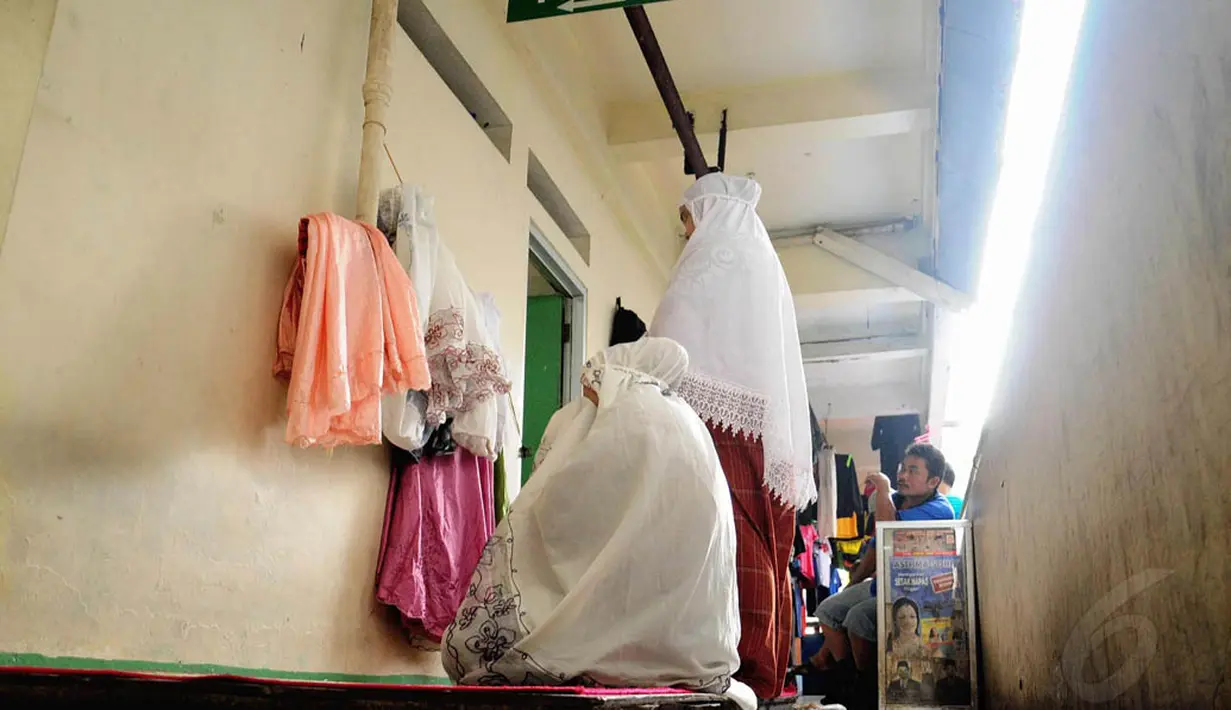 Kondisi yang kurang layak tidak menjadi hambatan bagi para pedagang Pasar Tanah Abang Blok G ini untuk tetap menjalankan ibadahnya di bulan Ramadan. (8/7/2014). (Liputan6.com/ Faizal Fanani)