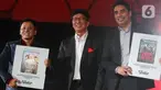 CEO Vidio, Sutanto Hartono (tengah) berfoto bersama usai menyerahkan penghargaan kepada original series dengan perolehan jumlah penonton terbanyak pada acara Vidio Penasaran 2025 di The Dome Senayan Park, Jakarta, Kamis (6/2/2025). (Liputan6.com/Herman Zakharia)