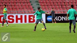 Gelandang Timnas Indonesia, Stefano Lilipaly (tengah) saat latihan jelang final kedua Piala AFF 2016 di Rajamangala Stadium, Bangkok, Thailand, Jumat (16/12). Indonesia akan melakoni laga tandang lawan Thailand. (Liputan6.com/Helmi Fithriansyah)
