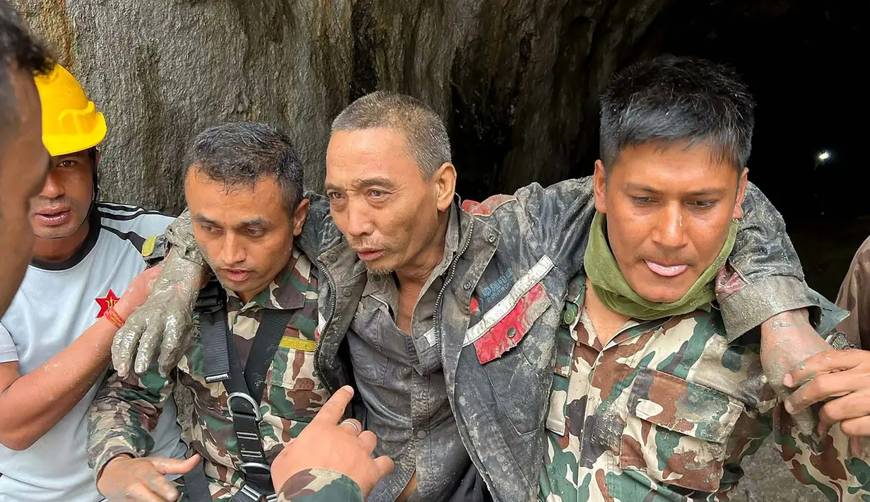 Para prajurit menyelamatkan seorang pekerja warga negara China dalam keadaan hidup dari sebuah terowongan saat operasi yang sedang berlangsung di proyek pembangkit listrik tenaga air Trishuli-3A di distrik Rasuwa, Nepal, Sabtu, 5 September 2026. (Angkatan Darat Nepal via AFP)