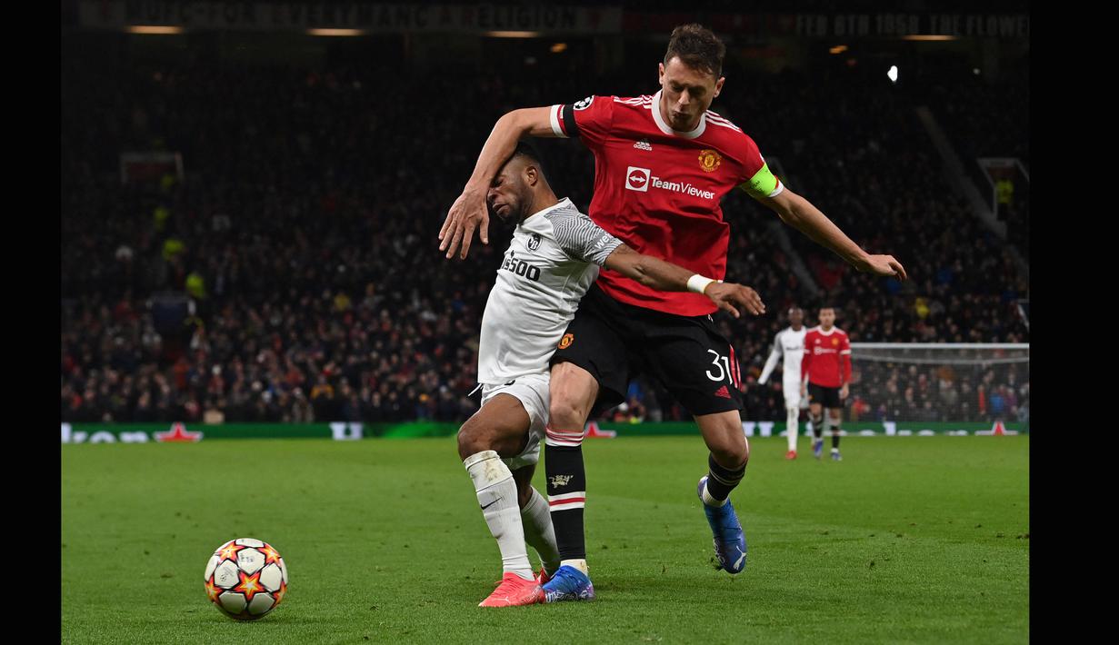 Nemanja Matic yang berperan sebagai kapten menunjukkan bahwa ia memang pemain serba bisa. Dirinya diminta pelatih untuk mengisi posisi bek berduet Eric Bailly. Ia pun melakukan tugasnya dengan baik. Mengontrol barisan pertahanan sekaligus membangun serangan bagi tim dari belakang. (AFP/Paul Ellis)