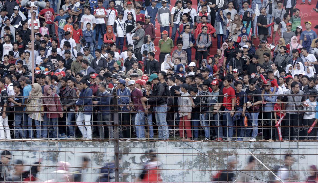 Fans Honda berusaha turun ke lintasan Sirkuit Sentul untuk menyambut kehadiran Marc Marquez. Selasa (25/10/2016). (Bola.com/Reza Bachtiar)