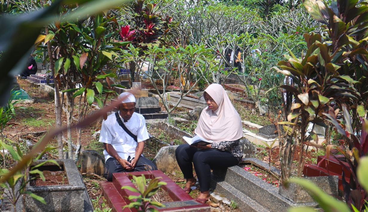 Sekedar informasi, ziarah kubur menjadi bagian dari tradisi sebagian masyarakat Indonesia dalam menyambut Hari Raya Idulfitri. Tampak dalam foto, warga saat melakukan ziarah kubur usai melaksanakan salat Idulfitri 1447 Hijriah di salah satu Tempat Pemakaman Umum (TPU), Cibinong, Kabupaten Bogor, Jawa Barat, Sabtu (21/3/2026). (Kapanlagi.com/Budy Santoso)