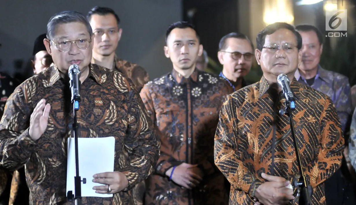 Ketua Umum Partai Demokrat Susilo Bambang Yudhoyono (kiri) dan Ketua Umum Partai Gerindra Prabowo Subianto memberikan keterangan pers seusai menggelar pertemuan di kawasan Mega Kuningan, Jakarta, Selasa (24/7). (Merdeka.com/Iqbal S. Nugroho)