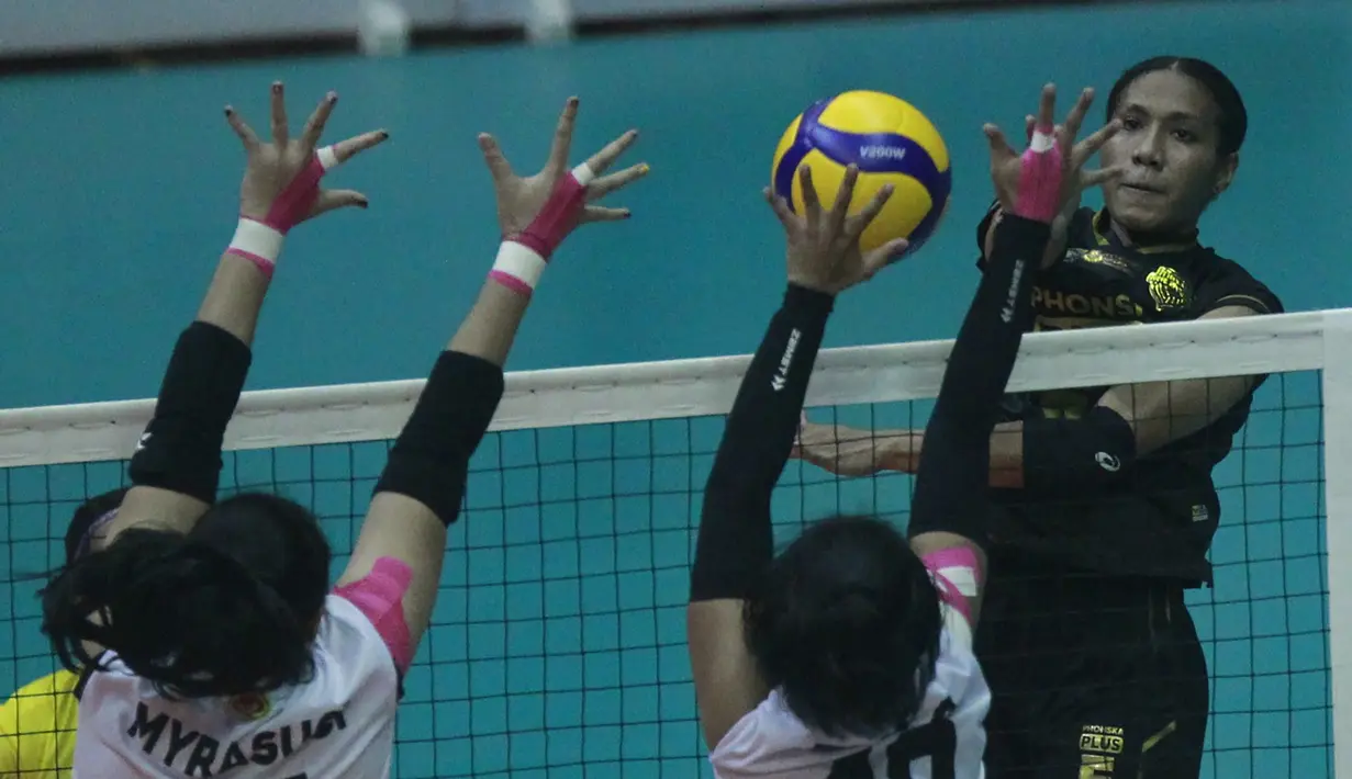Pemain Gresik Petrokimia Pupuk Indonesia, Mediol Stiovanny Yoku melepaskan spike yang berusaha diblok dua pemain Jakarta BIN, Myrasuci Indriani (kiri) dan Tisya Amallya Putri dalam laga seri kedua putaran kedua Proliga 2023 di GOR Ken Arok, Malang, Kamis (9/2/2023) siang WIB. Gresik Petrokimia Pupuk Indonesia menang 3-2 (23-25, 25-21, 20-25, 25-17 dan 15-9). (Dok. Proliga 2023)