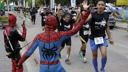 Spiderman menyapa peserta Splash Run di Pantai Carnaval Ancol, Sabtu (30/7/2016). (Bola.com/Nicklas Hanoatubun)