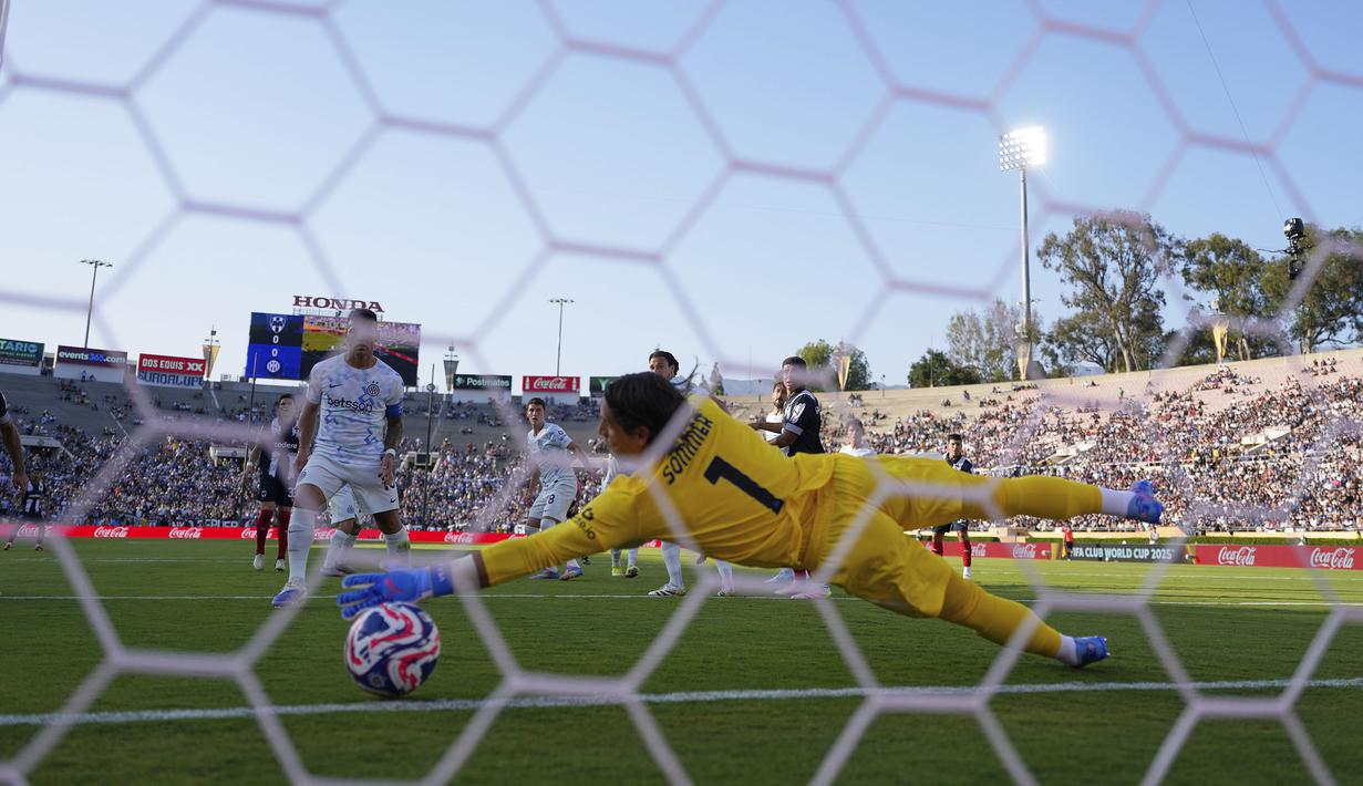 Kiper Inter Milan, Yann Sommer gagal menghalau bola sundulan pemain Monterrey, Sergio Ramos dalam laga Grup E Piala Dunia Antarklub 2025 di Rose Bowl stadium, Pasadena, Amerika Serikat, Rabu (18/06/2025) WIB. (AP Photo/Mark J. Terrill)