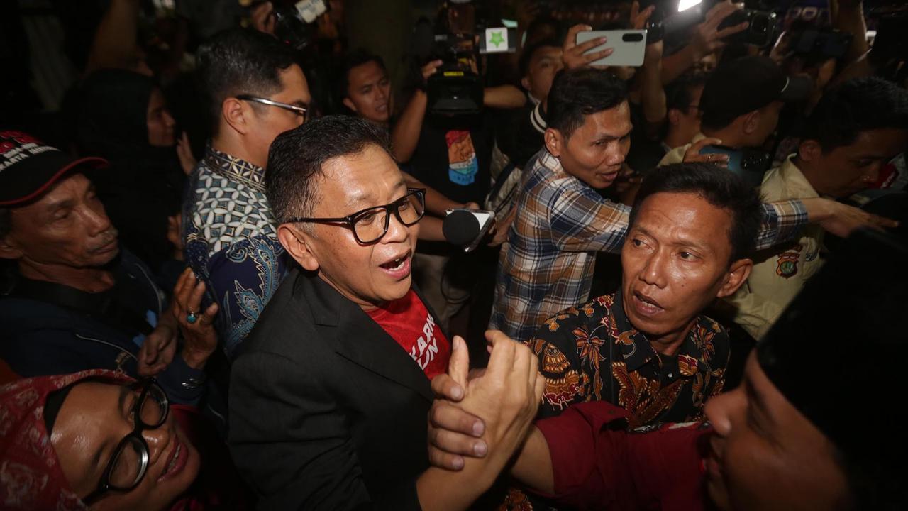 FOTO: Bebas Lewat Amnesti, Hasto Kristiyanto Resmi  Keluar dari Rutan KPK