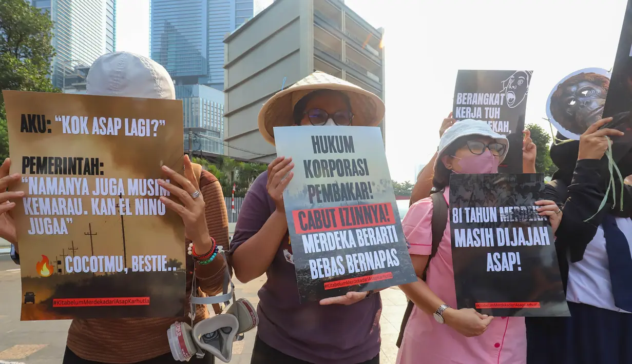 Aktivis lingkungan Wahana Lingkungan Hidup Indonesia (Walhi) berunjuk rasa terkait kebakaran hutan dan lahan (karhutla) di kawasan Tosari, Jakarta, Jumat . 14 Agustus 2026/ (KLY/ Arie Basuki)