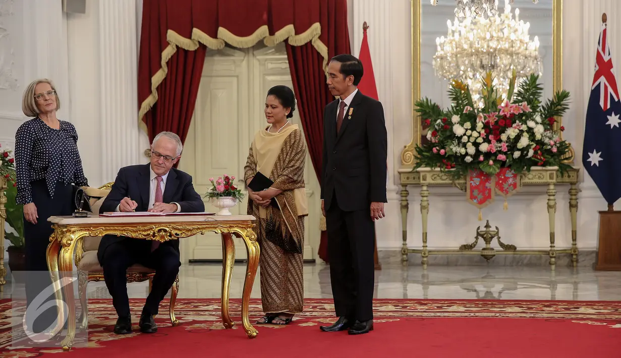 Perdana Menteri Australia  Malcolm Turnbull mengisi buku tamu di Istana Merdeka, Jakarta, Kamis (12/11). Kedatangan Turnbull ke Indonesia dalam rangka memperbaiki hubungan diplomatik dan ekonomi. (Liputan6.com/Faizal Fanani)