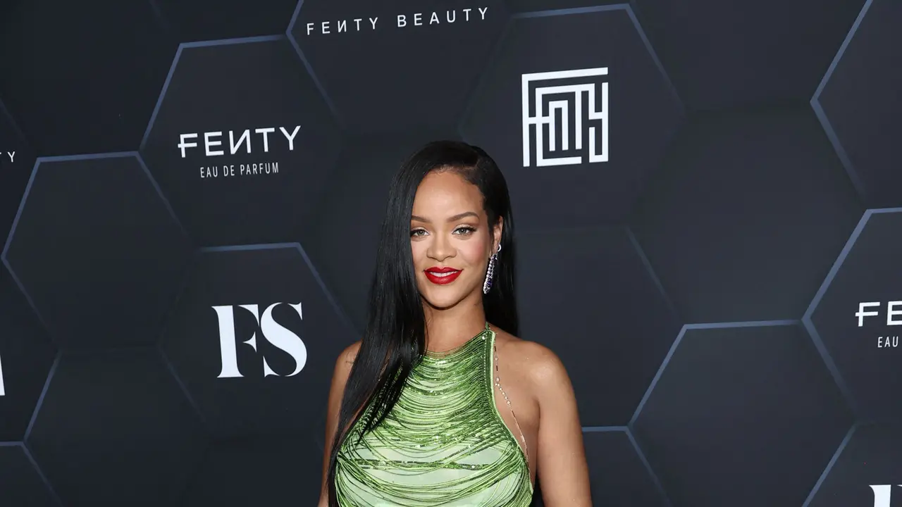 FOTO: Rihanna Pamer Perut Hamil Besar