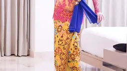 Bak putri keraton, Ayu Dewi mengenakan kebaya berwarna pink dengan dipadukan kain berwarna cokelat dengan motif. High Heels yang dipakainya juga tampak senada dengan kebayanya.(Liputan6.com/IG/@mrsayudewi)