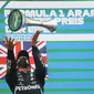 Pembalap Mercedes Lewis Hamilton merayakan gelar juara F1 GP Eifel di Nurburgring, Minggu (11/10/2020). (AFP/Wolfgang Rattay)