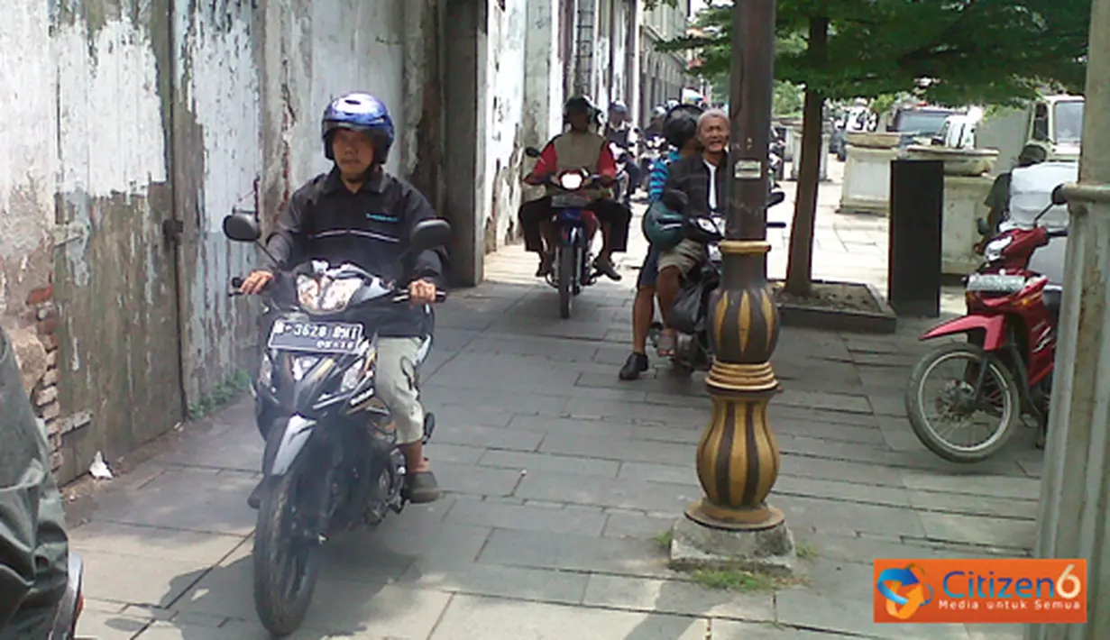 Citizen6, Jakarta: Peraturan banyak sekali diabaikan oleh sejumlah pengguna jalan. Termasuk para pengendara sepeda motor ini, yang melintas disamping gedung Fatahilah, Jakarta Pusat. Kendaraan mereka sangat mengganggu pejalan kaki. (Pengirim: Dyana)