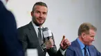 Mantan pemain sepak bola Inggris David Beckham (tengah) didampingi Presiden Las Vegas, Sands Robert Goldstein (kanan) memberi keterangan saat konferensi pers di Tokyo, Jepang (4/10). (AP Photo/Shizuo Kambayashi)