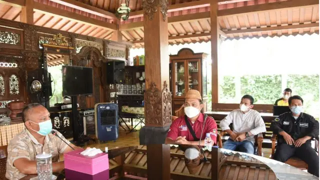 Gubernur Gorontalo Rusli Habibie saat bertemu dengan Fajar Sidik Napu, pendamping PKH yang sempat dimarah-marahi Mensos Risma Kamis lalu. Foto: Humas (Arfandi Ibrahim/Liputan6.com)