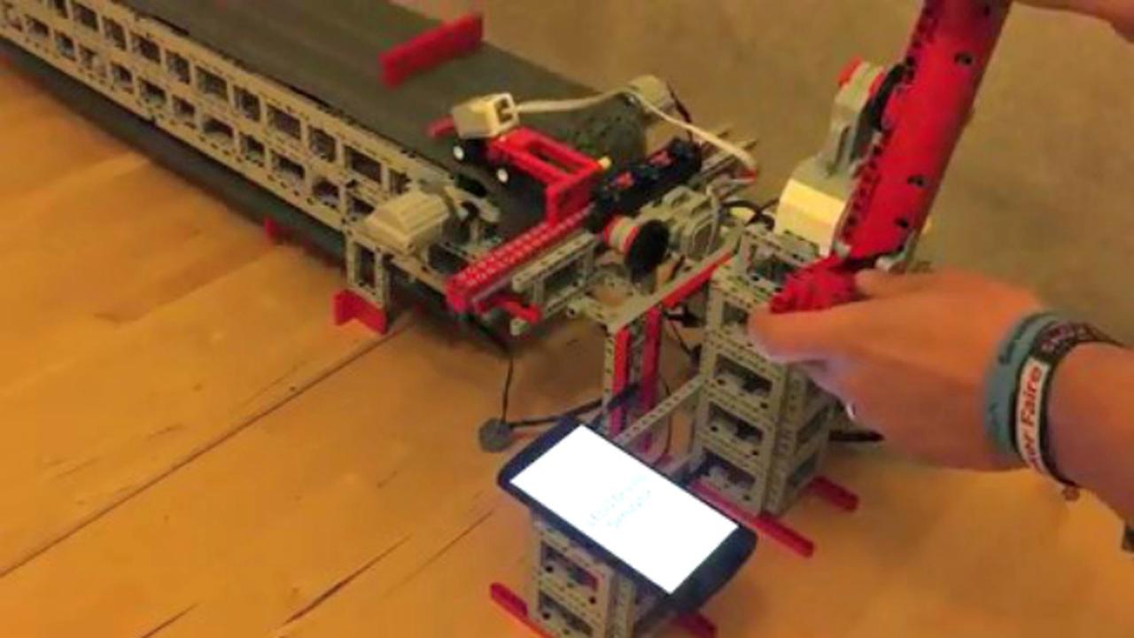 Penjelasan Bahaya Lalulintas Menggunakan Simulasi Lego