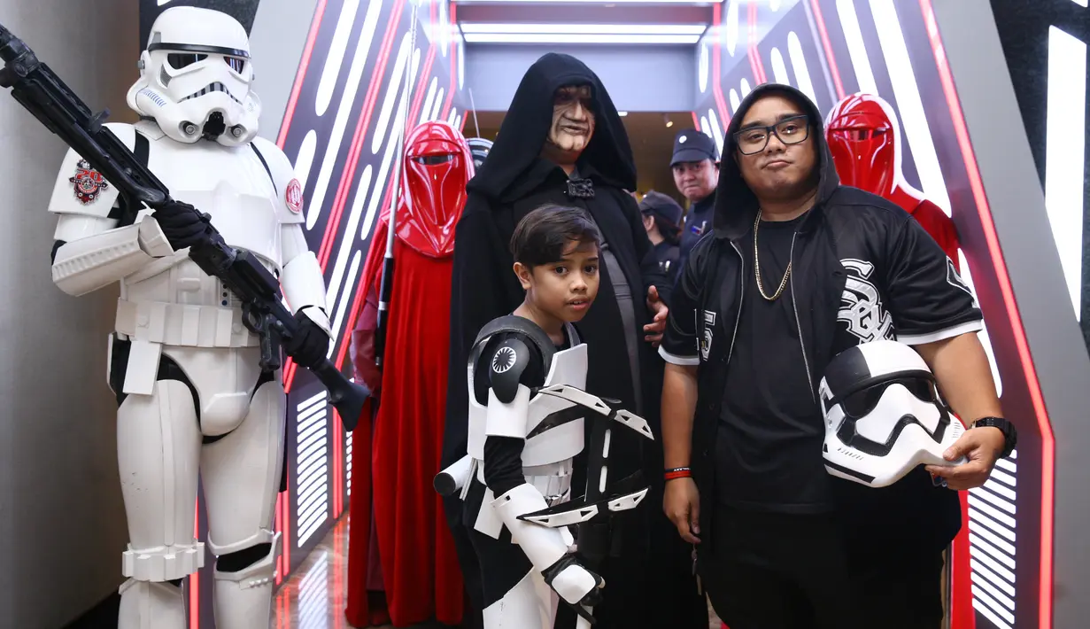 Dalam penayangan perdana film yang disutradari Rian Johnson, Igor hadir bersama buah hatinya yang berdandan seperti salah satu tokoh dalam film tersebut. (Nurwahyunan/Bintang.com)