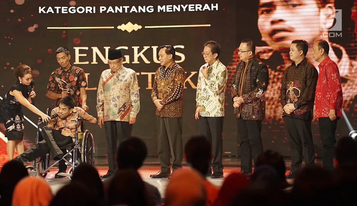Penyandang disabilitas Engkus Al Getuk memberikan sambutan usai menerima penghargaan kategori pantang menyerah dalam ajang Liputan6 Awards di Jakarta, Sabtu (25/5/2019). (Liputan6.com/Immanuel Antonius)