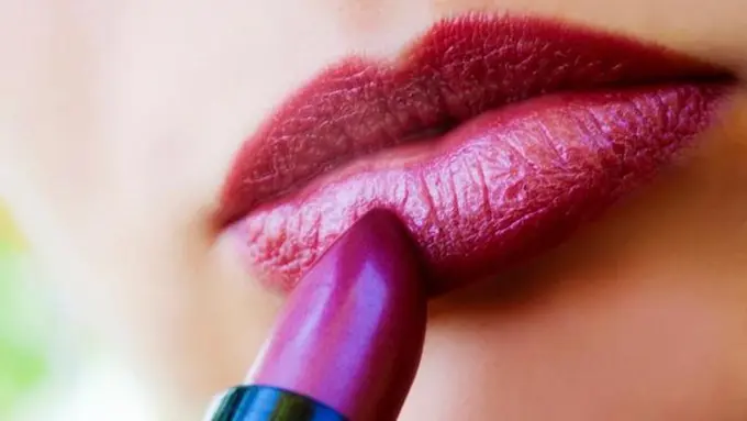 4 Tips Memakai Lipstik Merah Sesuai dengan Warna Kulit