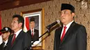 Mantan MenPAN RB Asman Abnur dan MenPAN RB yang baru Komjend Pol Syafruddin menyanyikan lagu Indonesia Raya saat sertijab di Kantor Kementerian PANRB, Jakarta, Rabu (15/8). (Liputan6.com/Fery Pradolo)