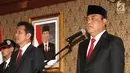 Mantan MenPAN RB Asman Abnur dan MenPAN RB yang baru Komjend Pol Syafruddin menyanyikan lagu Indonesia Raya saat sertijab di Kantor Kementerian PANRB, Jakarta, Rabu (15/8). (Liputan6.com/Fery Pradolo)