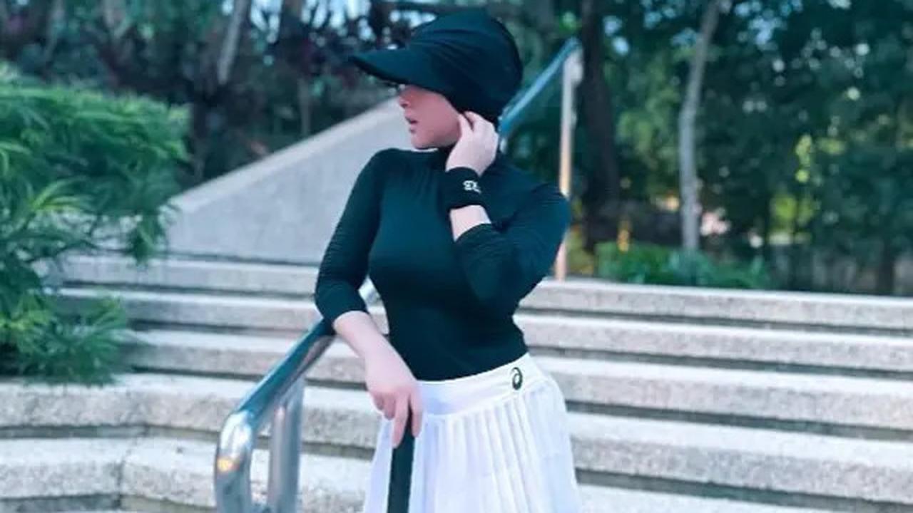 Outfit Olahraga Tenis ala Syahrini, Anggun dan Sporty
