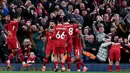 Para pemain Liverpool merayakan gol yang dicetak oleh Mohamed Salah ke gawang Brighton & Hove Albion pada laga pekan ke-10 Liga Inggris di Stadion Anfield, Sabtu (2/11/2024). (AFP/Darren Staples)