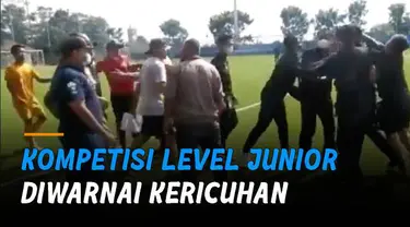 Sejumlah pemain dan ofisial Bhayangkara berusaha menyerang wasit karena kepemimpinannya dinilai mengecewakan.