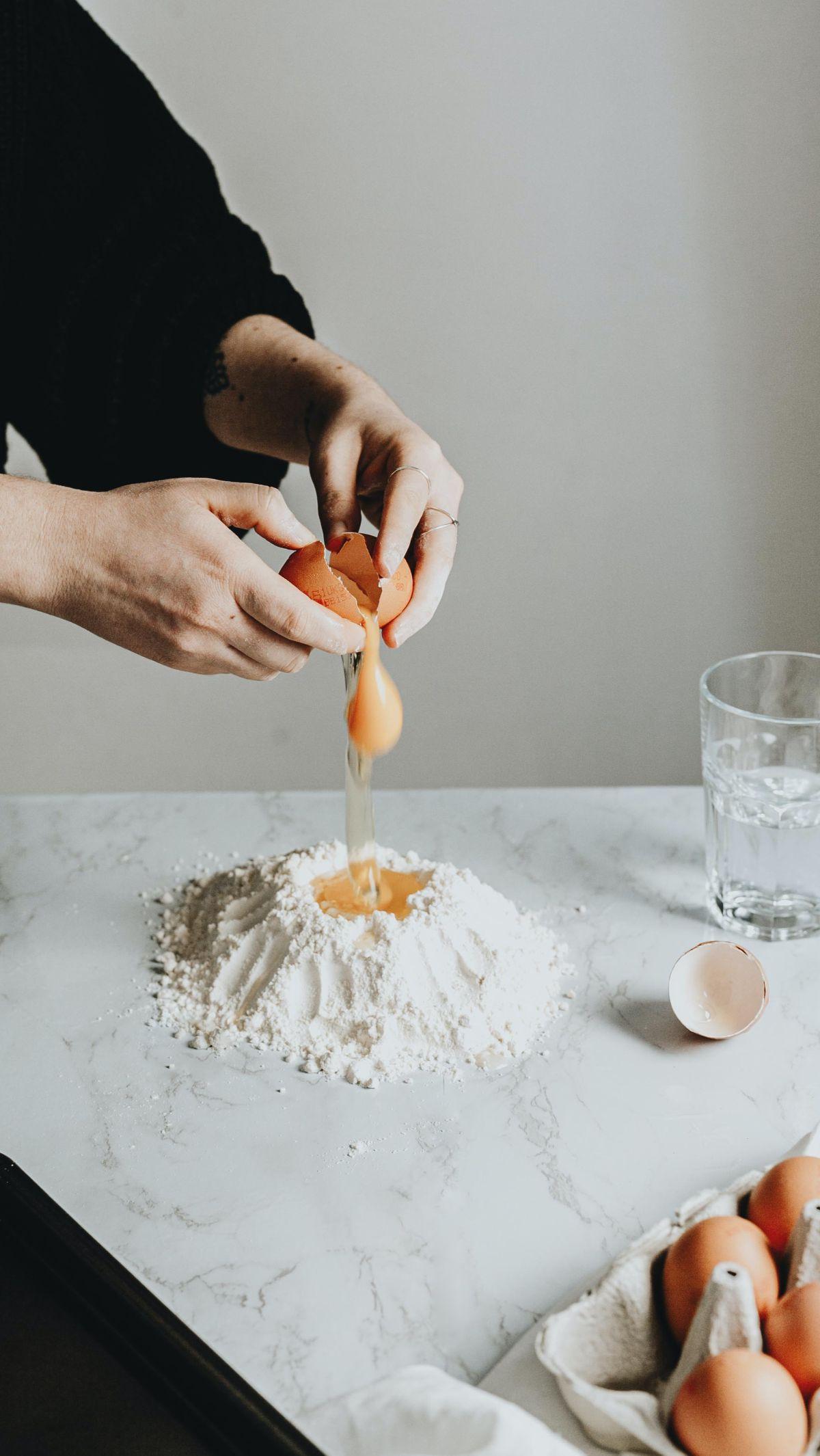 Resep bolu seolah tak ada habisnya. Ada saja bahan-bahan yang bisa digunakan untuk membuat bolu menjadi semakin istimewa. Salah satu bahan tersebut adalah kacang hijau. Jarang terdengar dan diketahui, rupanya bolu juga bisa dibuat dengan bahan dasar kacan