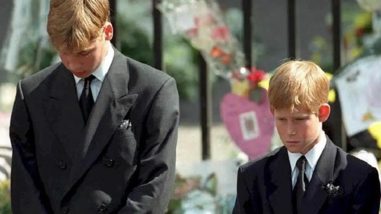 Pangeran William dan Pangeran Harry berkabung atas kehilangan ibu mereka Putri Diana saat proses pemakaman (AFP)