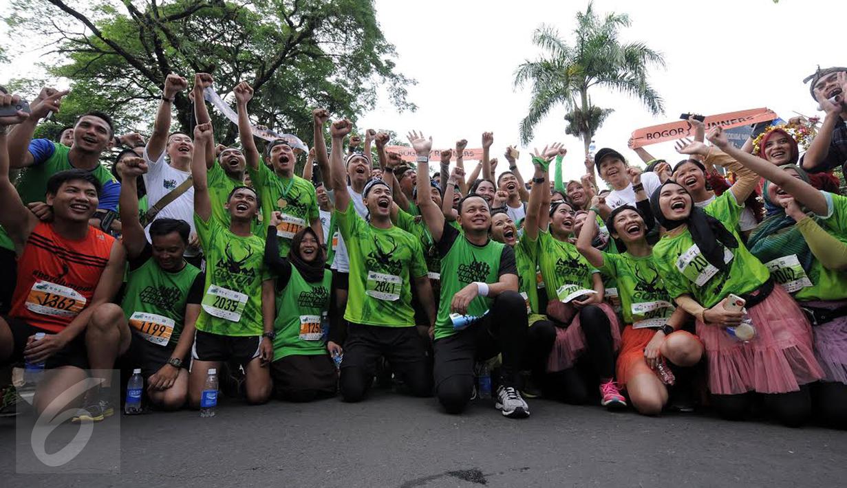 Wali Kota Bogor Bima Arya Sugiarto (tengah) berfoto bersama peserta usai mengikuti Bogor Heritage Run 2016, Minggu (25/9). Bertema Lari dan Berdonasi, peserta diajak ikut peduli pada pelestarian situs-situs bersejarah di Bogor. (Liputan6.com/Helmi Afandi)
