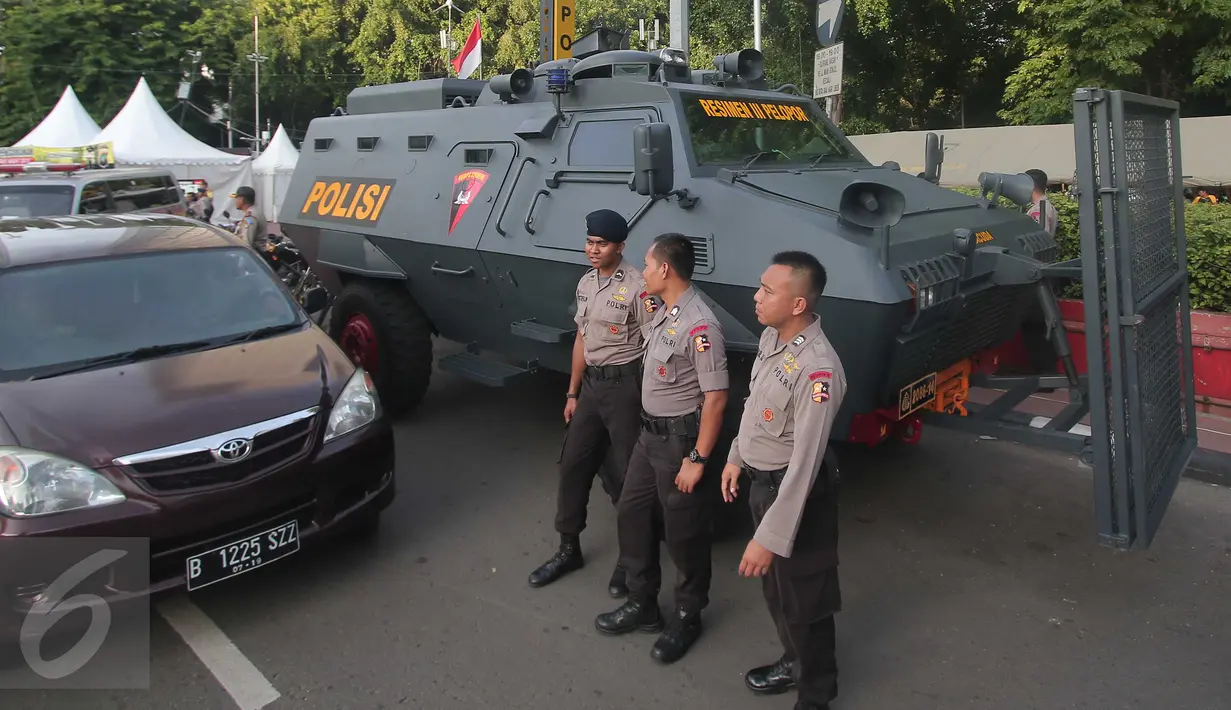 Polisi saat melakukan penjagaan di Kawasan Bundaran HI, Jakarta, kamis (31/12). Kegiatan ini untuk  perayaan pergantian tahun baru. (Liputan6.com/Angga Yuniar)