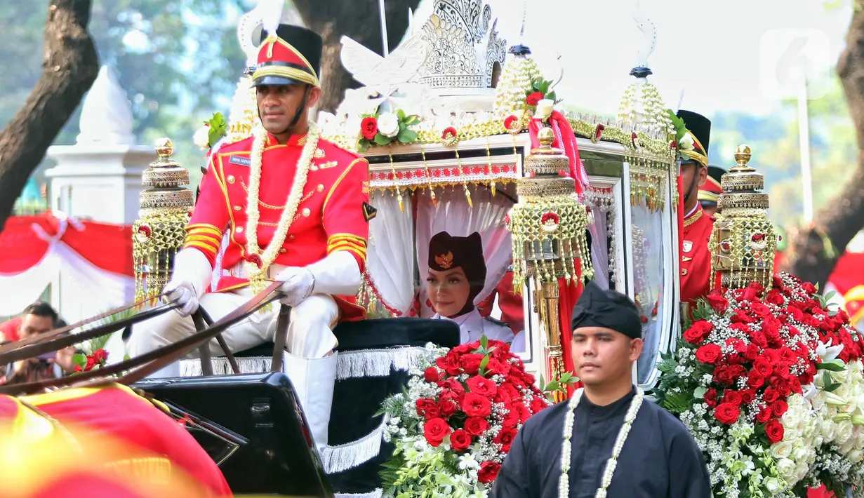 Kirab budaya Bendera Pusaka dalam rangka upacara peringatan detik-detik Proklamasi Kemerdekaan RI 17 Agustus 2023 melintas dari Monumen Nasional (Monas) ke Istana Merdeka, Jalan Medan Merdeka Utara, Jakarta Pusat, Kamis (17/8/2023). Bendera Pusaka dibawa oleh Kereta Kencana Ki Jaga Rasa. (Liputan6.com/Angga Yuniar)