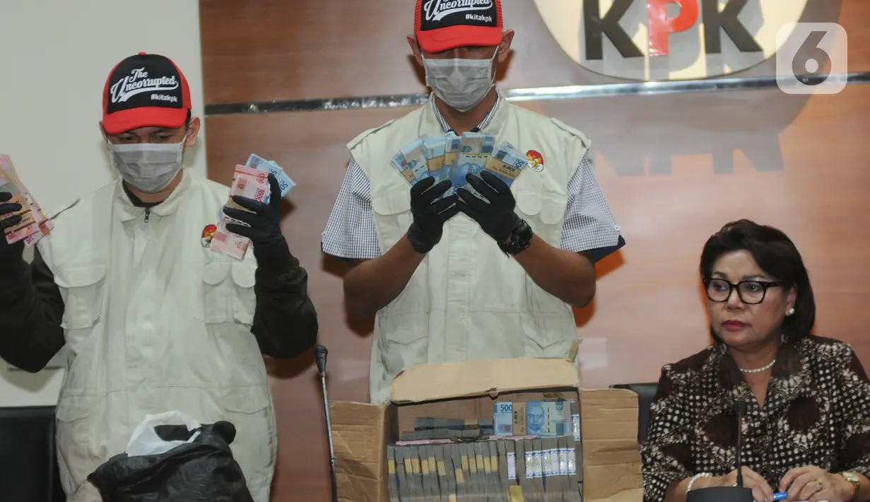 Wakil Ketua Komisi Pemberantasan Korupsi (KPK) Basaria Panjaitan mendampingi petugas menunjukkan barang bukti hasil operasi tangkap tangan (OTT) Bupati Lampung Utara, Agung Ilmu Mangkunegara di Gedung KPK, Jakarta, Senin (7/10/2019) malam. (merdeka.com/Dwi Narwoko)