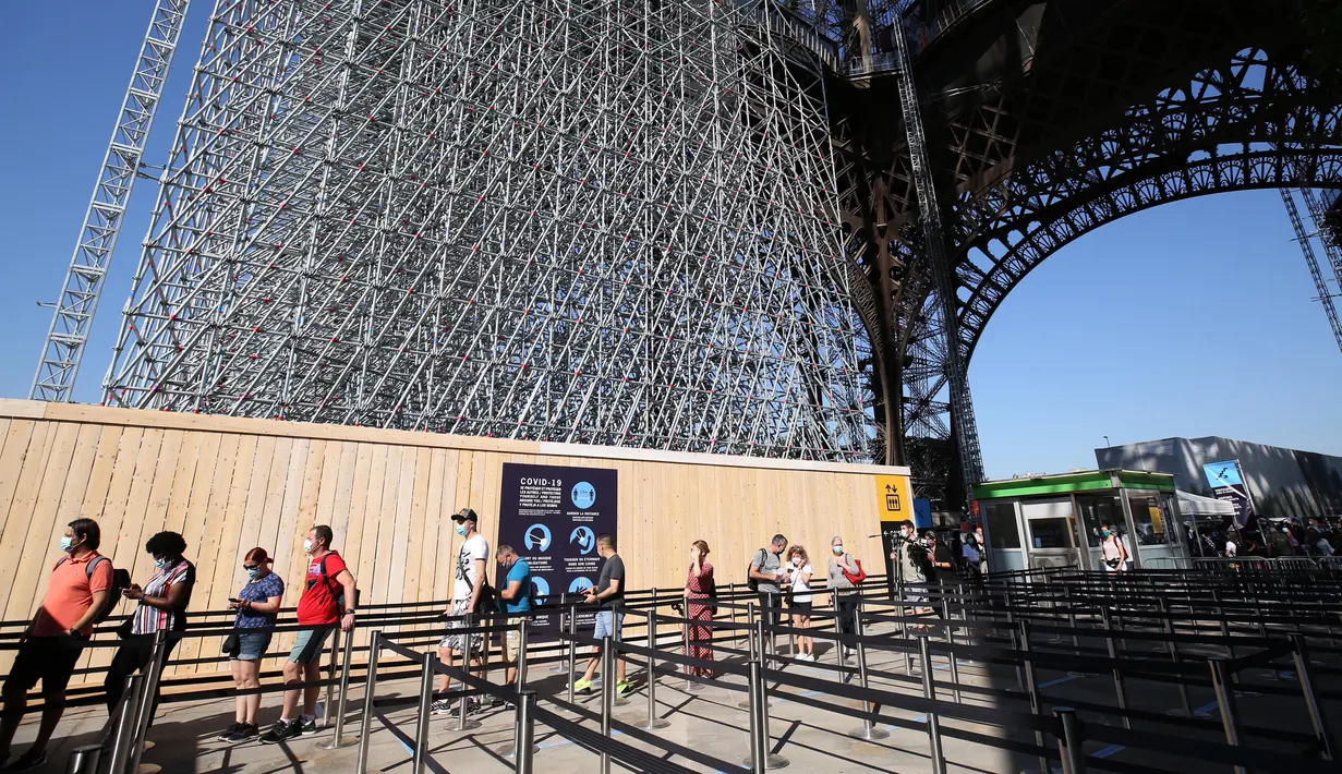 Orang-orang mengantre untuk mengunjungi Menara Eiffel pada hari pembukaan kembali objek wisata tersebut di Paris, Prancis, pada 25 Juni 2020. Menara Eiffel dibuka kembali untuk umum pada Kamis (25/6) setelah ditutup selama tiga bulan akibat pandemi COVID-19. (Xinhua/Gao Jing)